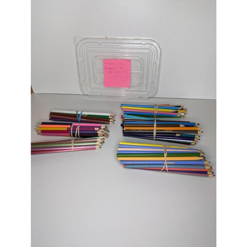 Lot of 102 Crayola Pencil Crayons Full Spectrum Of Colours